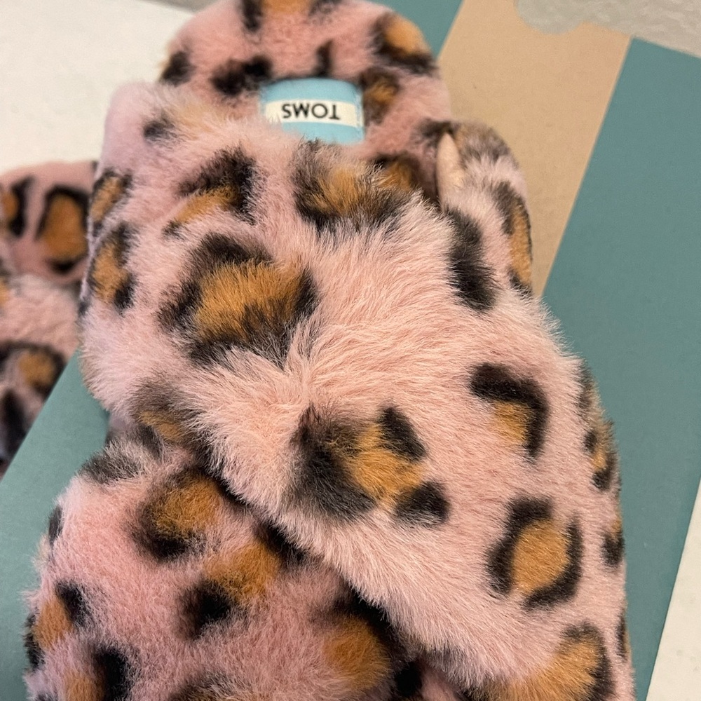 TOMS Pink Spanish Villa Cheetah Print Faux Fur Slippers - Picture 14 of 16